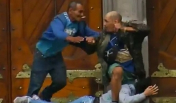 Video: Người đàn ông vô gia cư cứu con tin và bị bắn gục